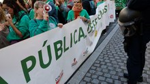 Cargas policiales contra los profesores en la novena jornada de huelga educativa indefinida en Madrid
