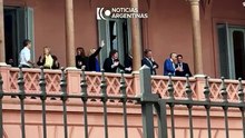Milei salió al balcón con sus ministros e hizo un “six seven”: qué significa ese gesto tendencia en redes