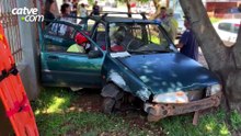 Motorista fica preso às ferragens após carro bater contra muro de casa em Cascavel