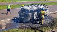 Kombi fica completamente destruída após incêndio na BR-277 em Cascavel