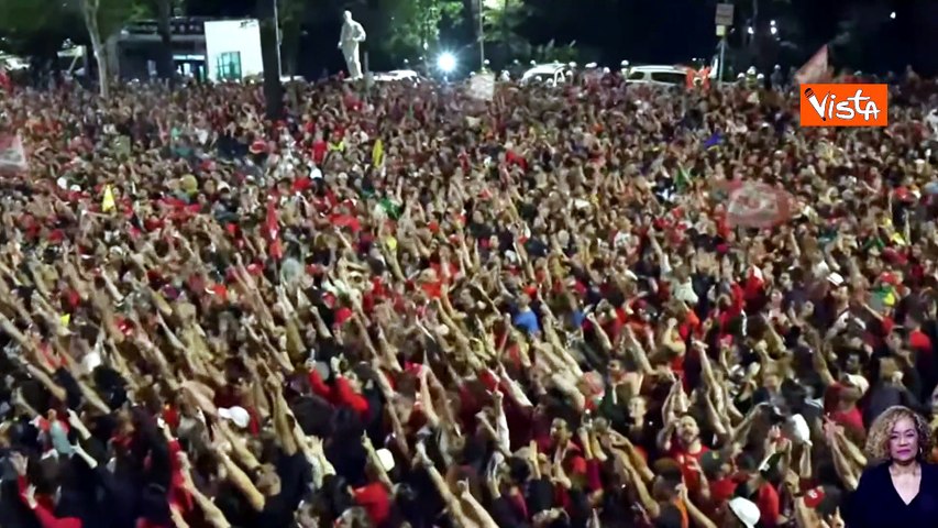 Lula festeggia la vittoria alle elezioni in Brasile e bacia la moglie Janja Silva