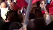 ¡De traca! Sánchez se desmelena con la camiseta de la 'Fuerza del amor' y baile en un mitin