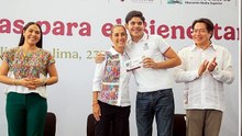 Sheinbaum entrega tarjetas de la Beca Benito Juárez en la Universidad de Colima