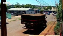 Veja momento em que Astra avança preferencial, é atingido por outro Astra e para na calçada