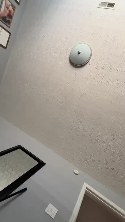 Woman Falls Through Bedroom Floor - video Dailymotion