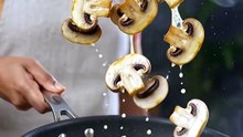 पति ने गुस्से में खाना फेंक दिया? 10 मिनट में बनाया Cafe Style Mushroom Pasta! #Shorts #10MinTadka