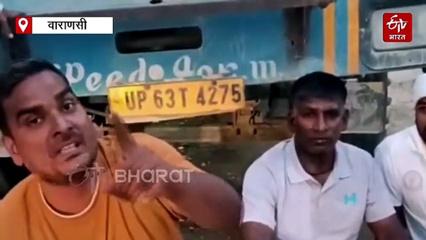 वाराणसी में नगर निगम की गाड़ी के सामने लेटे सपा नेता; संकरे रास्ते से बड़े ट्रक ले जाने पर बवाल