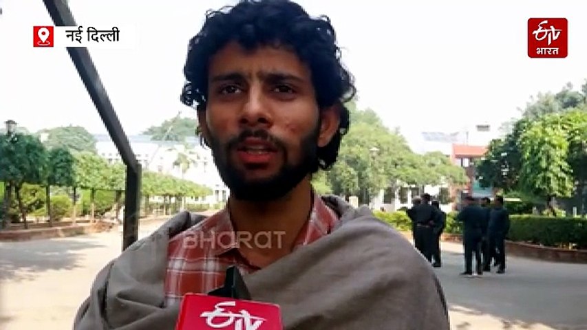 जामिया में प्रदर्शन जारी: छात्रों का आरोप- पानी और दवाइयां तक नहीं पहुंचने दी जा रहीं