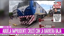 Abuela cruza las vías con la barrera baja y casi es impactada por un tren