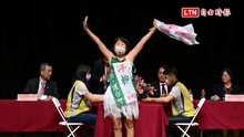 高雄舉牌姊選議員抽號碼不脫衣還「穿衣」 員警全程戒備