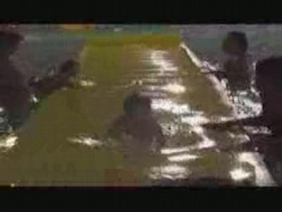 Elena 12 mois à la piscine