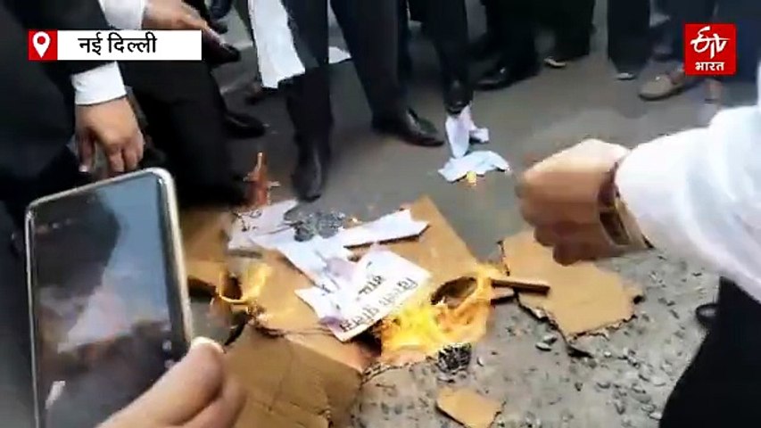 शाहदरा थाने में वकील के खिलाफ FIR दर्ज होने के विरोध में वकीलों का प्रदर्शन, आरोपी पुलिस अधिकारियों के निलंबन की मांग