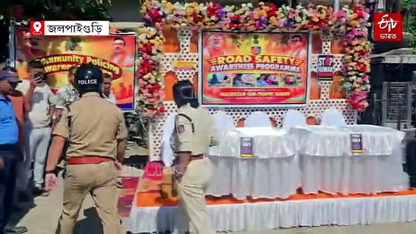 আরোহীকে হেলমেট পরালেন জেলা পুলিশ সুপার ! 300 বাইক নিয়ে পথ নিরাপত্তার প্রচার জলপাইগুড়িতে