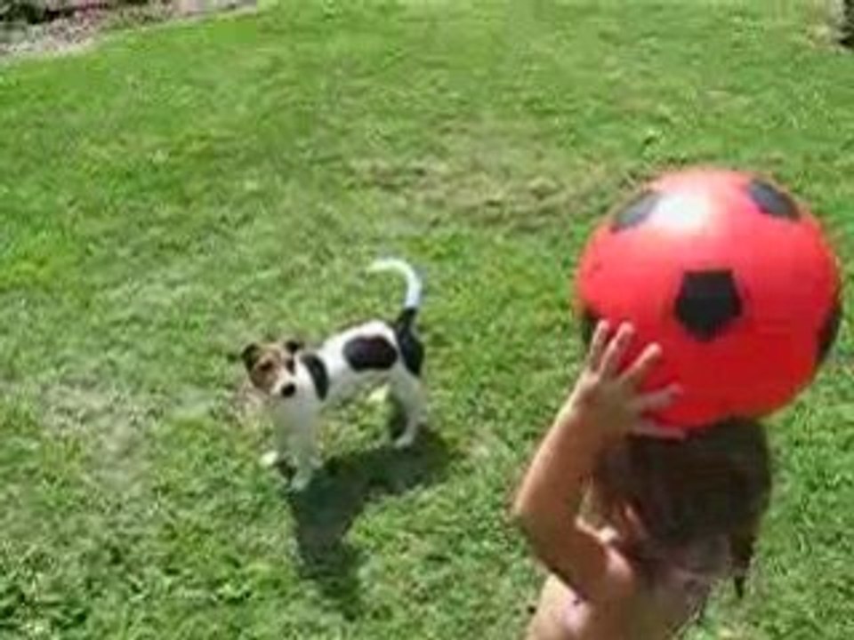 Daïa joue au foot... toute seule lol