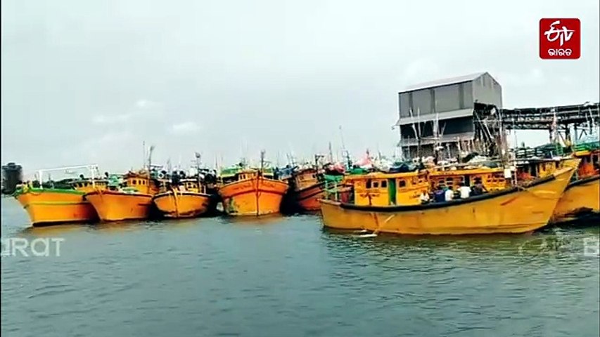 Cyclone Arnab: ପାରାଦୀପରେ ସୁରକ୍ଷା ବ୍ୟବସ୍ଥା କଡ଼ାକଡ଼ି, ବନ୍ଦରରେ ଆଶ୍ରୟ ନେଲେ ଆନ୍ଧ୍ର ମତ୍ସଜୀବୀ