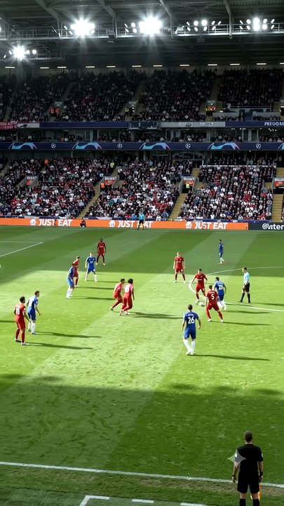 Midfielder_switches_play_on_field_20260917160534 - video Dailymotion