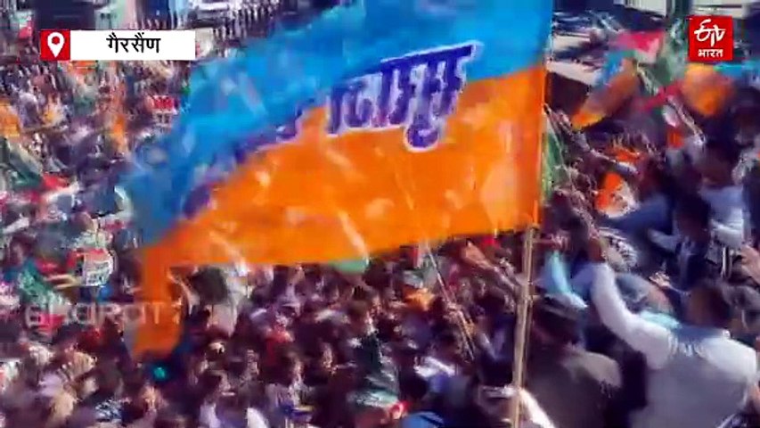गैरसैंण में बौना साबित हुआ पहरा! कंटीले तारों की बैरिकेडिंग तोड़ा, विधानसभा के करीब पहुंचे प्रदर्शनकारी