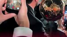 Harry Kane celebra su Balón de Oro con aficionados