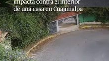 Se impacta auto contra domicilio en Cuajimalpa tras perder el control en curva