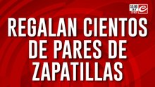 Zapatazo en defensa de la producción nacional: regalan cientos de pares de zapatillas