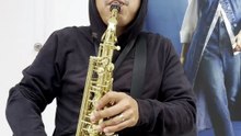 Con discapacidad visual, César aprende a tocar el saxofón y comparte su talento en las calles de Monterrey