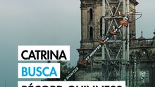 Una Catrina de 32 metros se alza en el Zócalo y va por el récord Guinness
