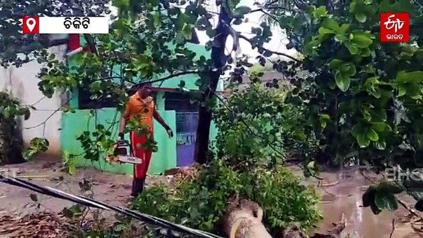 ବାତ୍ୟା ଅର୍ଣ୍ଣବ ପ୍ରଭାବରେ ଚିକିଟିରେ ବ୍ୟାପକ କ୍ଷୟକ୍ଷତି, ଯାତାୟତ ପ୍ରଭାବିତ