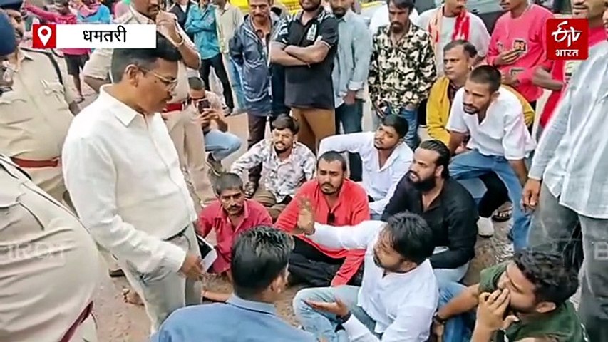 सड़क पर साष्टांग प्रदर्शन, दमघोंटू 'धूल ने किया सड़क पर लेटने को मजबूर', सड़क पर सियासी ड्रामा