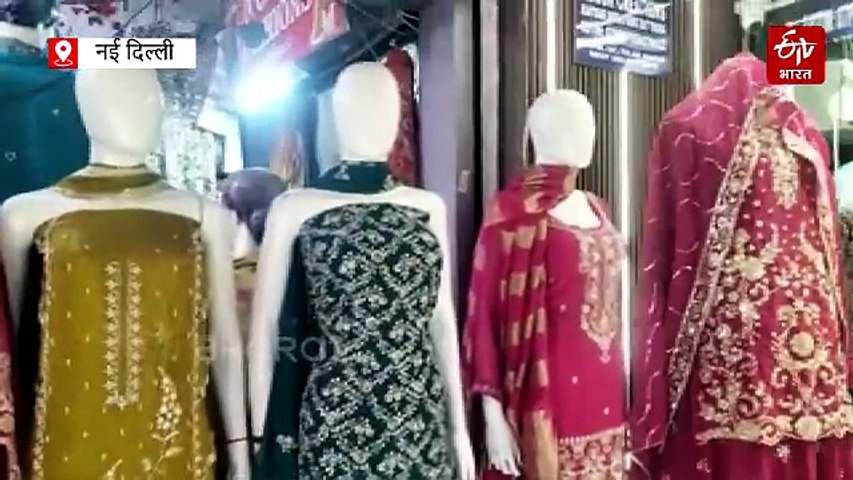 करवा चौथ 2026: दिल्ली में महिलाएं कर रही दिल खोल कर शॉपिंग, मेहंदी में मोर-महल डिज़ाइन और मारवाड़ी थीम की धूम