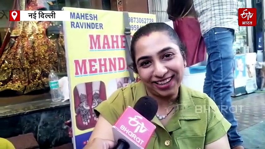 करवा चौथ 2026: दिल्ली में महिलाएं कर रही दिल खोल कर शॉपिंग, मेहंदी में मोर-महल डिज़ाइन और मारवाड़ी थीम की धूम