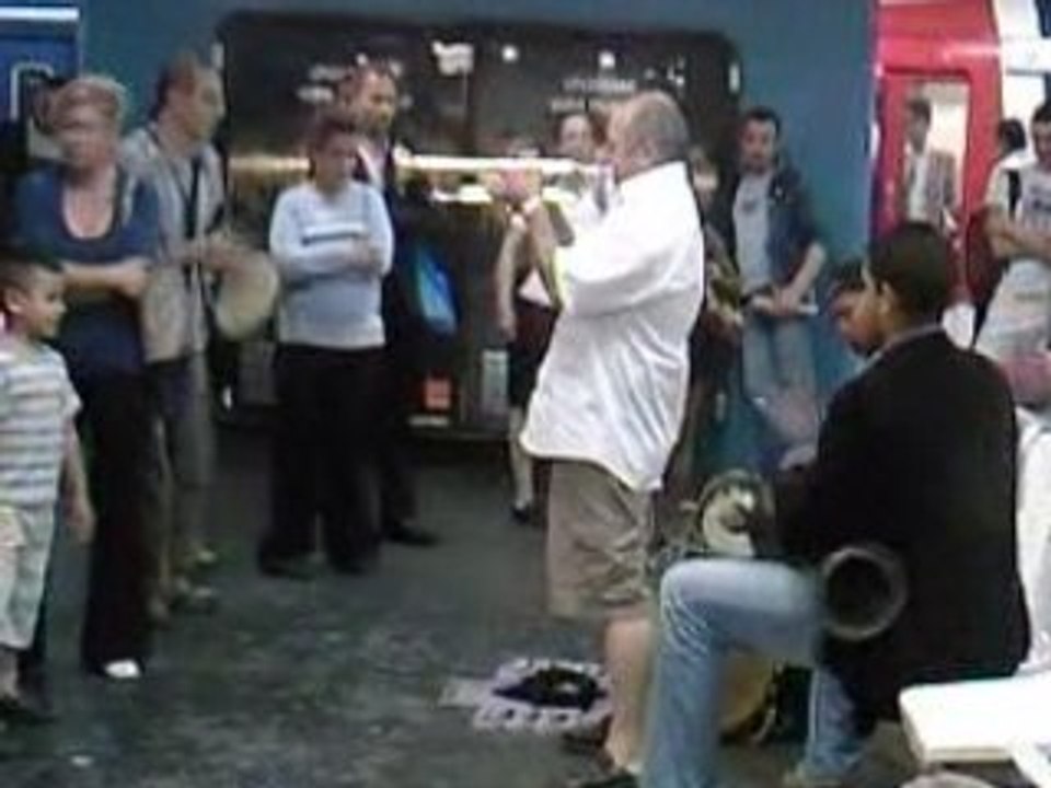 UN MAROCAIN A PARIS, EXCELLENT EN JEU SUR LE DARBOUKA (5)