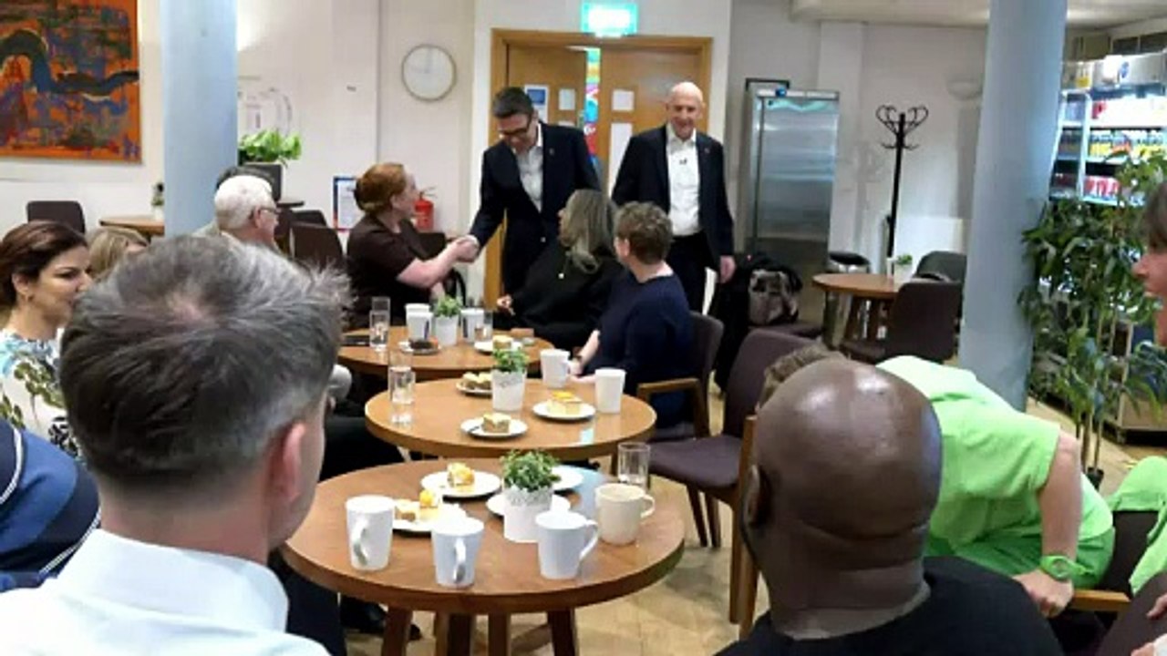 Burnham and Healey chat to locals after Budget - video Dailymotion