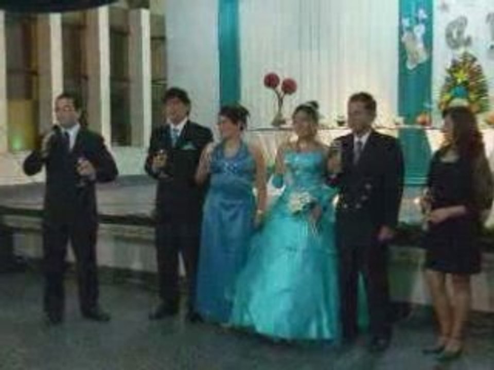 EDGAR SANTILLAN REALIZANDO BRINDIS DE HONOR EN 15 AÑOS..