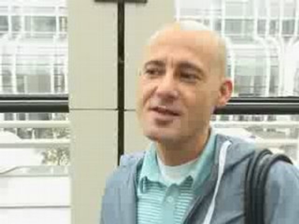 Un amateur de "créations" au Forum des Halles de Paris