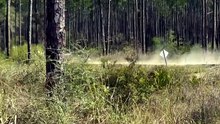 Eteindre un barbecue en feu à l'arrière d'un pickup