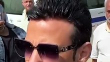 حرص الفنان سعد الصغير على مساندة حكيم خلال جنازة شقيقه، حيث ظهر إلى جانبه مقدمًا له الدعم والمواساة في لحظات صعبة خيّم عليها الحزن والأسى،  #سعد_الصغير #حكيم #نجوم_الفن