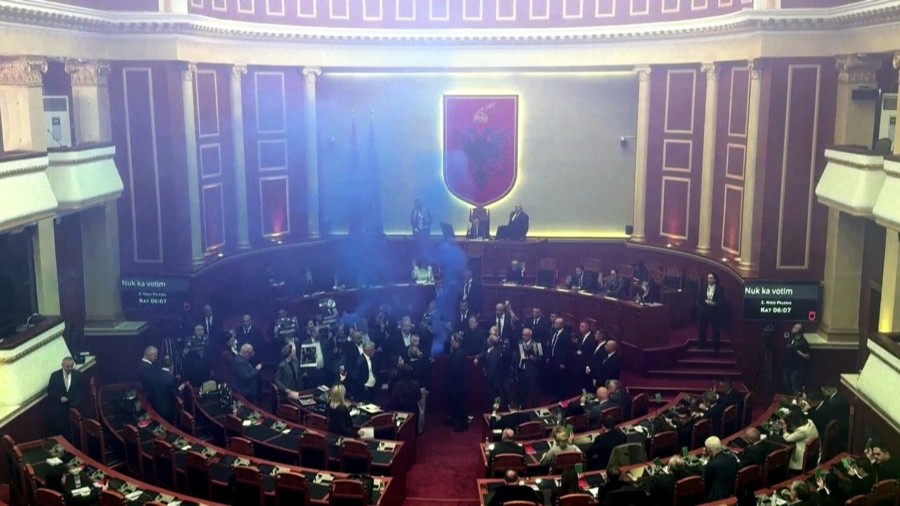 Albanien: oppositionsabgeordnete legen parlament mit rauchfackeln lahm