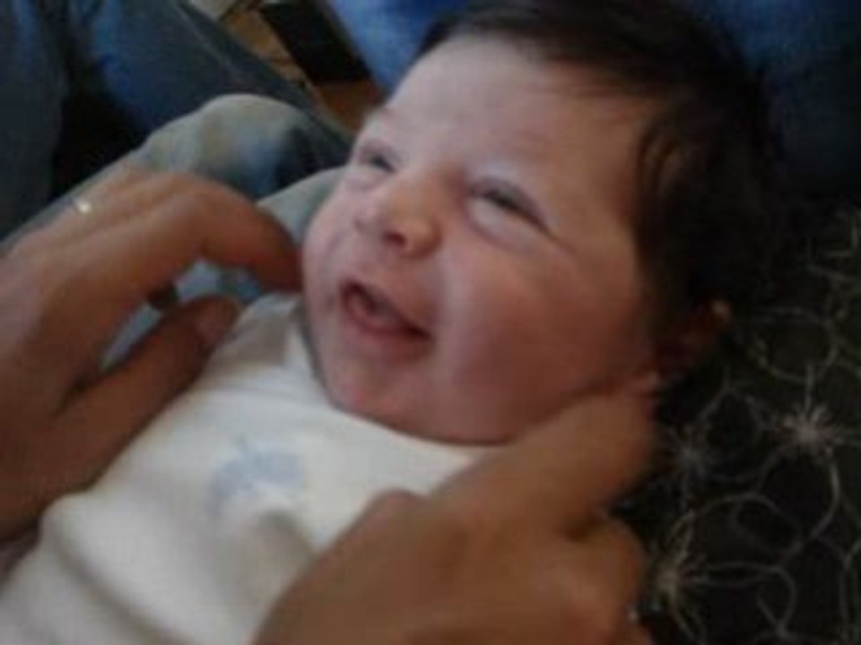 bebe trop drole, eclate de rire