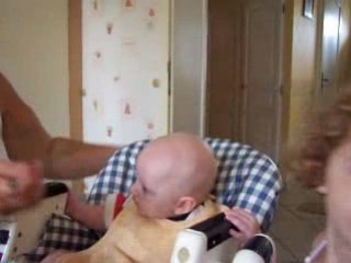 Maxime mange 1 petit pot