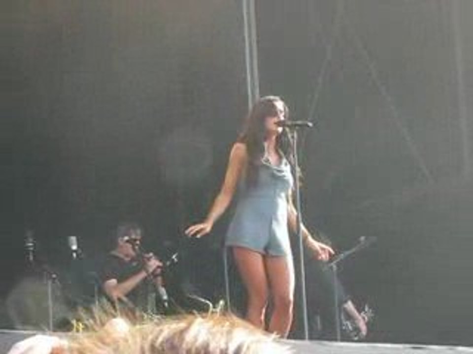 Jenifer à la foire de Chalons interprète "Le parfum"...