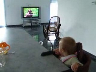 Bebe qui adore la petite maison dans la prairie