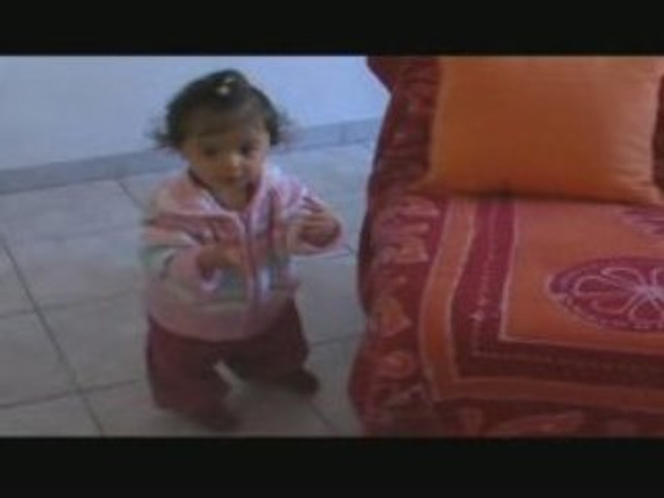 Elena 12 mois et demi qui danse encore.