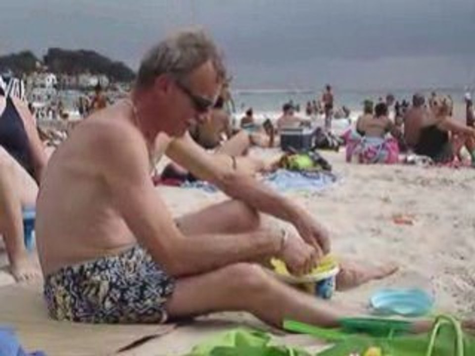 Tonton joue au sable