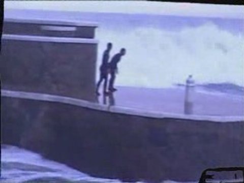 S'AMUSER DANS LES VAGUES