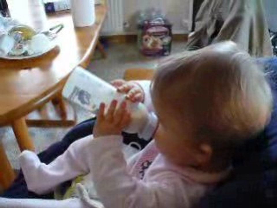 je bois mon biberon toute seule