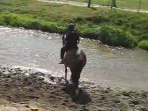 Alexandra sur Macha à cru descend dans le Beuvron 1