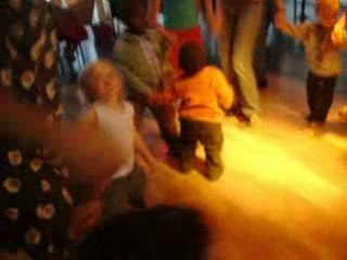 Tom danse avec les autres enfants..