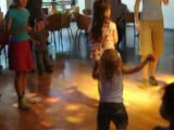 Tom danse en attendant Léo, la mascotte du Club enfant