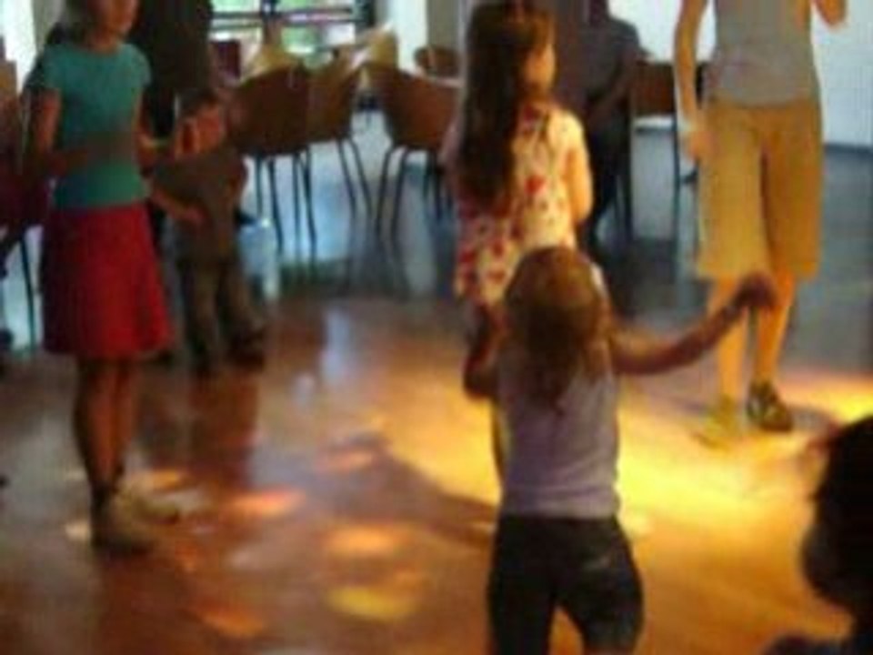 Tom danse en attendant Léo, la mascotte du Club enfant