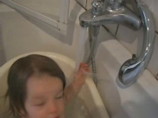 Louise attrape l'eau 30/08/08